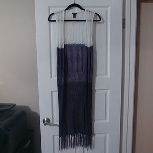 Knit sleeveless multicolored fringed shawl